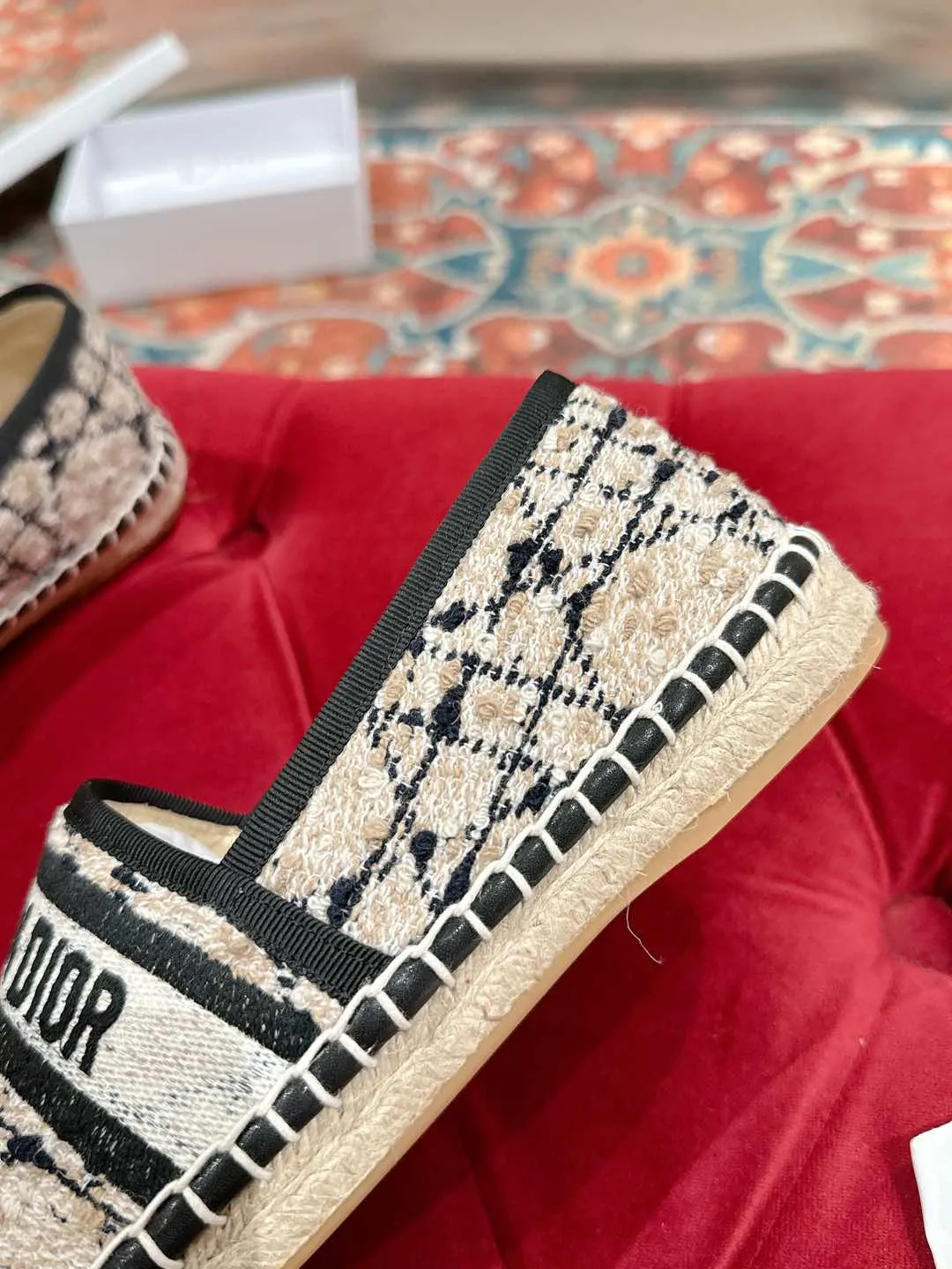 👟👟Ex-factory price 460👟👟 Dior DIOR's new popular early spring fisherman shoes 🆕 Simple, elegant and fashionable, timeless and timeless, it is a classic that will never fade away in the fashion circle, retro fisherman shoes. Original hand-woven surface, electric embroidery technology! Specific cloth surface and rubber outsole. Code number: 35-39 (40.41 customized, non-refundable)